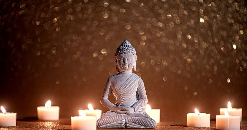 Buddha mit Kerzen vor funkelndem Hintergrund von Alexander Baumann