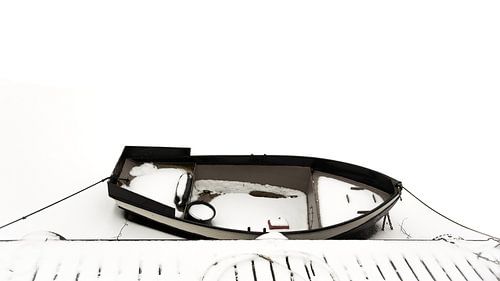 roeiboot in de sneeuw