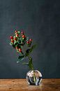 Foto | tak met rode bessen | botanisch | modern stilleven van Jenneke Boeijink thumbnail