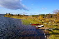 Boten bij een meer in Zweeds Lapland