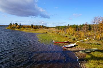 Boten bij een meer in Zweeds Lapland van Thomas Zacharias