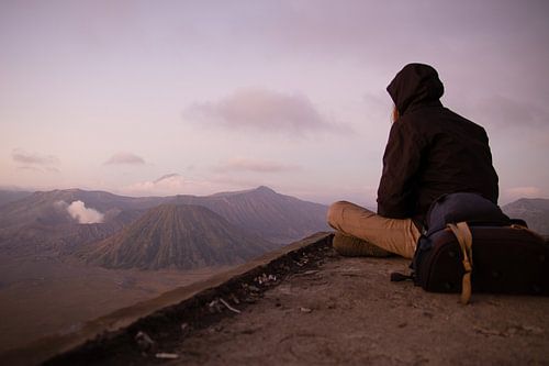 Le routard regarde le mont Bromo - Java, Indonésie