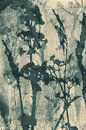 Abstract Retro Botanisch. Grassen, bloemen en bladeren in blauw grijs en wit  (gezien bij vtwonen) van Dina Dankers thumbnail