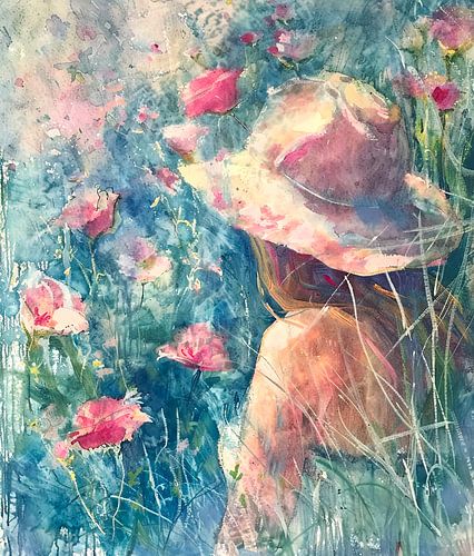 vrouw met hoed in het veld