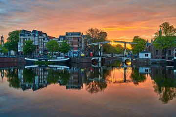 Blick auf die Walter-Süskind-Brücke & Fluss Amstel in Amsterdam, von Amsterdam.Photos