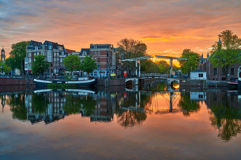 Blick auf die Walter-Süskind-Brücke &amp; Fluss Amstel in Amsterdam, von Amsterdam.Photos