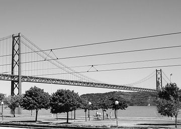 Ponte 25, Lissabon van Michelle Rook