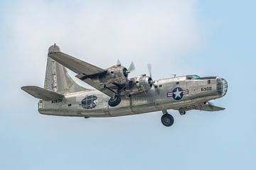 Consolidated PB4Y-2 Privateer stijgt op.