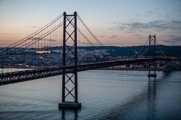 Lissabon nachtzicht op de brug Ponte 25 de Abril van Eric van Nieuwland