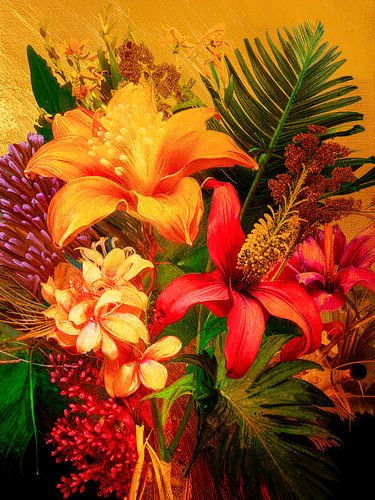 Zomers Exotisch bloemen stilleven met warme goudtinten