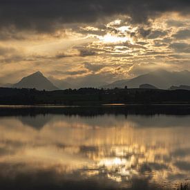 Goldene Stille über dem Hopfensee von Walter G. Allgöwer