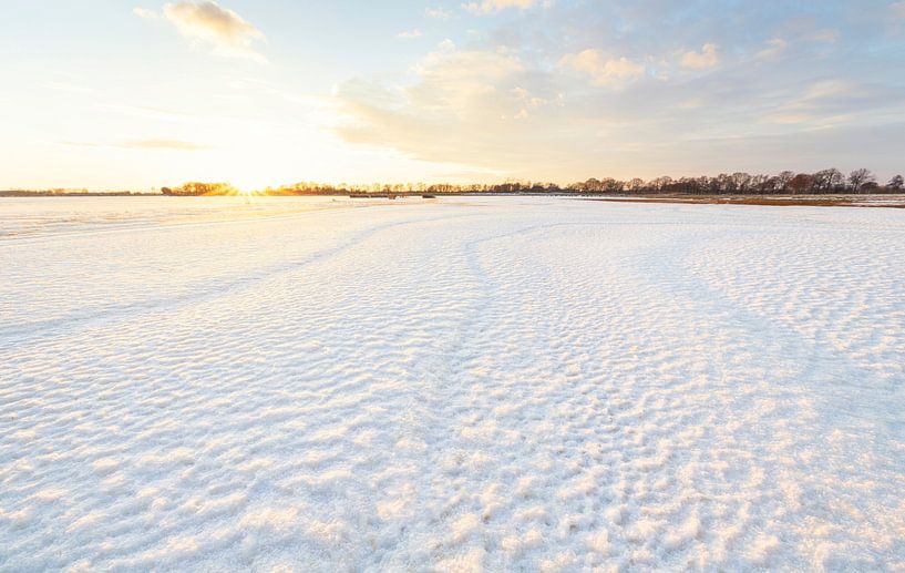 Zonsondergang in winters landschap (Nederland) van Marcel Kerdijk