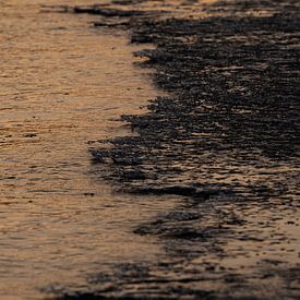 Half bevroren zee bij een mooie zonsondergang van Bart Cox