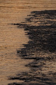 Half bevroren zee bij een mooie zonsondergang van Bart Cox