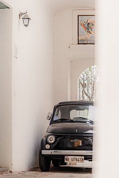 Verdekt opgestelde zwarte Fiat 500 op het Italiaanse eiland Procida van Melissa Peltenburg