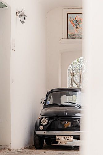 Verdekt opgestelde zwarte Fiat 500 op het Italiaanse eiland Procida