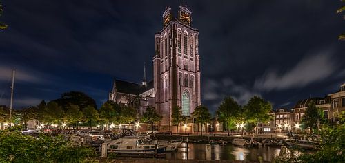 Grote kerk bij avond in Dordrecht