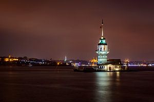 Vue de nuit sur la Tour de la Vierge ou Kiz Kulesi à Istanbul sur Sjoerd van der Wal Photographie