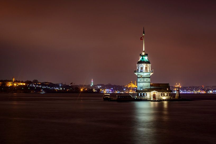 Night view on the Maiden's Tower or Kiz Kulesi in Istanbul by Sjoerd van der Wal Photography