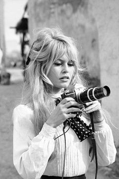 Brigitte Bardot avec appareil de photo