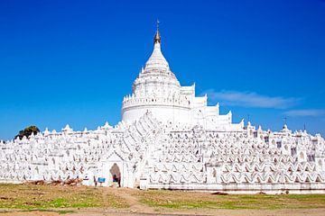 De witte tempel  Hsinbyume (Mya Thein Dan pagoda ) bij Mingun, Mandalay - Myanmar van Eye on You