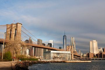 Brooklyn Bridge et le ligne d'horizon de bas Manhattan