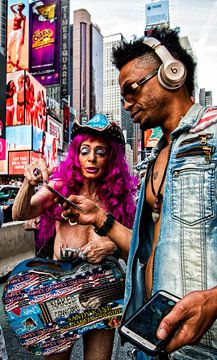 Naked cowgirl met hippe gast op Times Square, New York van Hans de Waay