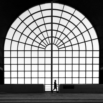 Danemark, un homme passe devant une fenêtre, silhouette