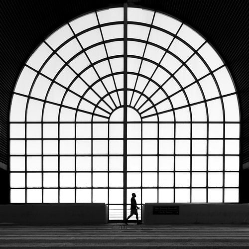 Danemark, un homme passe devant une fenêtre, silhouette