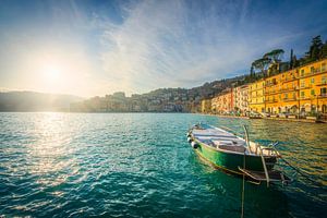 Ein Boot in Porto Santo Stefano bei Sonnenaufgang, Toskana