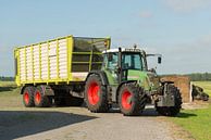 transport van gemaaid gras met tractor en wagen van Tonko Oosterink thumbnail