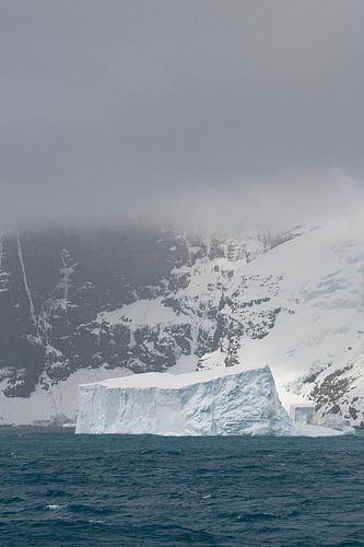 Antarktischer Monolith – Eisberg vor der Gletscherwand