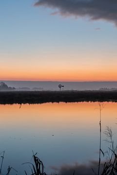 Sonnenaufgang in der Natur - Foto in Friesland, schöne Farben am Himmel von Lydia