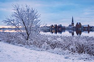 Blick über die Warnow auf die Hansestadt Rostock im Winter