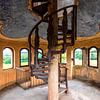 „Historische Wendeltreppe unter Deckenfresko – Italien“ von Gentleman of Decay