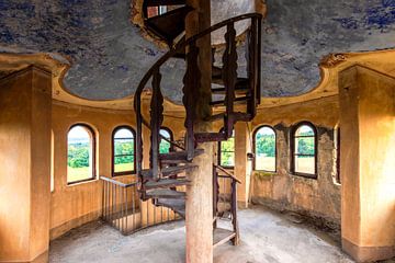 „Historische Wendeltreppe unter Deckenfresko – Italien“