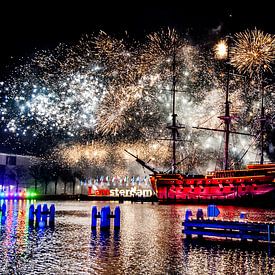 Oudejaars vuurwerk  in Amsterdam van Piet van der Meer