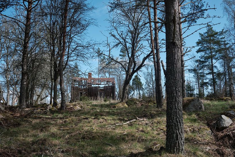 Dilapidated Swedish house by Geertjan Plooijer
