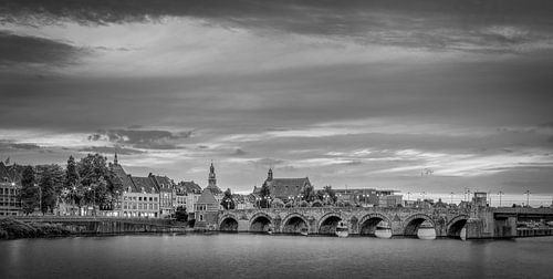 St.Servaos Brögk , Mestreech - Sint Servaas brug, Maastricht zwart-wit