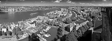 Oude centrum Dordrecht gezien vanaf Grote Kerk zwart/wit