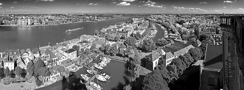 Oude centrum Dordrecht gezien vanaf Grote Kerk zwart/wit van Anton de Zeeuw