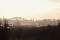 Ansicht von Nijmegen mit der Waalbrücke in der Wintersonne.