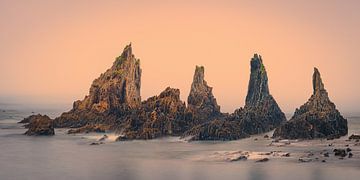 Zonsopkomst bij Playa Gueirua, Asturië, Spanje van Henk Meijer Photography