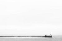 Minimalisme noir et blanc d'une palissade de bord de mer