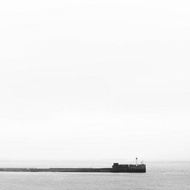 Zwart wit minimalisme van een staketsel aan zee van Nicky Depypere