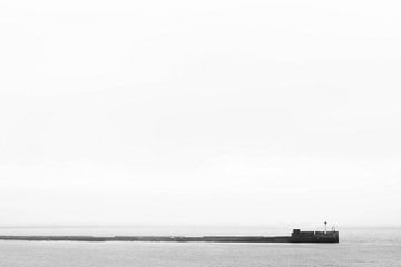 Zwart wit minimalisme van een staketsel aan zee van Nicky Depypere