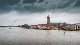 Nuages au-dessus de Deventer à marée haute. sur Bart Ros