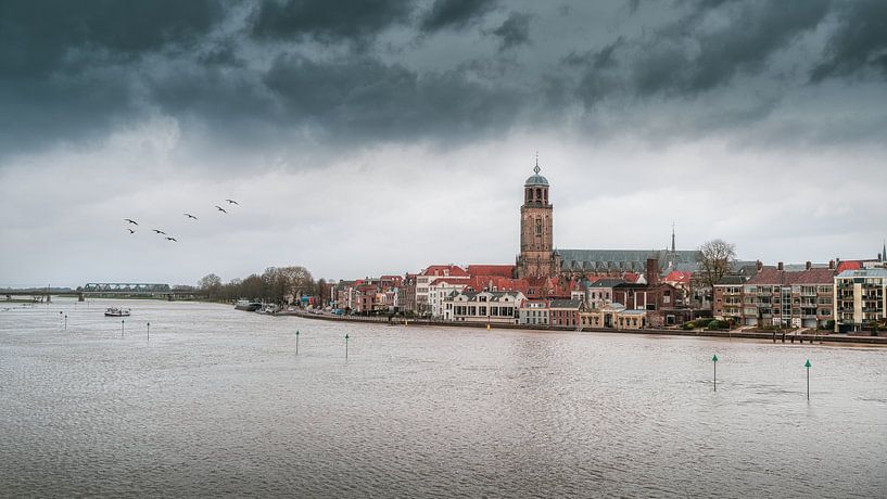 Wolken über Deventer während der Flut. von Bart Ros