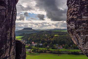 Uitzicht vanaf de Bastei naar Saksisch Zwitserland van Rico Ködder