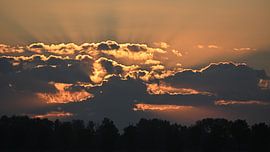 Sonnenstrahlen durch dunkle Wolken von Bambi Lu